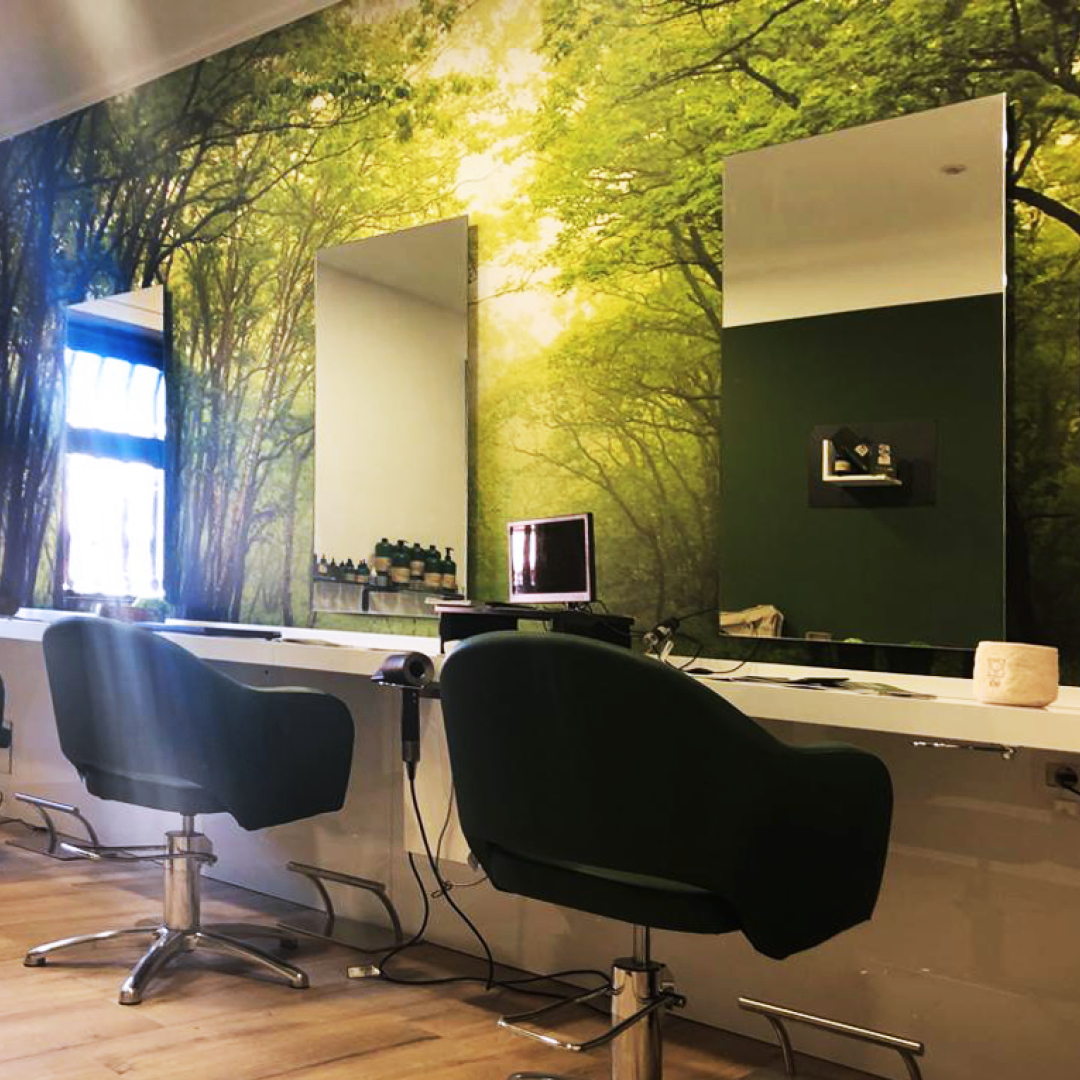 Immagine della stanza tricoroom con telo foresta e due postazioni con poltrone nere